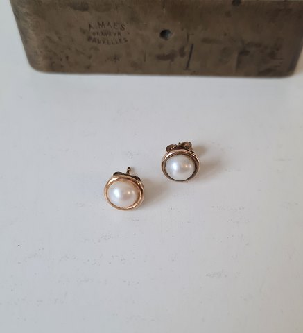 Pair of vintage ear rings in 8 kt gold with Akoya pearls