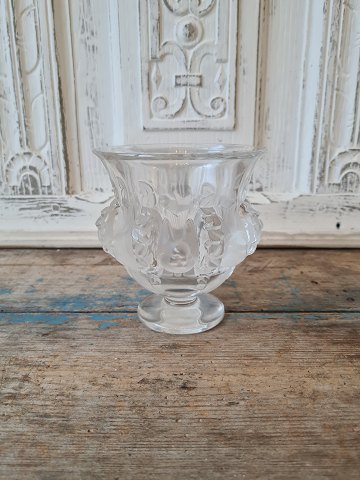 Rene Lalique krystal vase dekoreret med svaler i relief