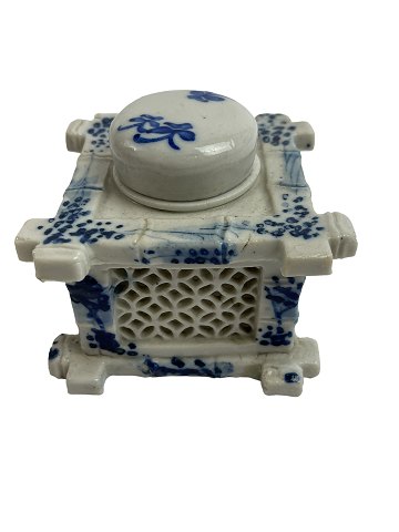 Asian inkwell (presumably Chinese or Japanese) in blue/white porcelain