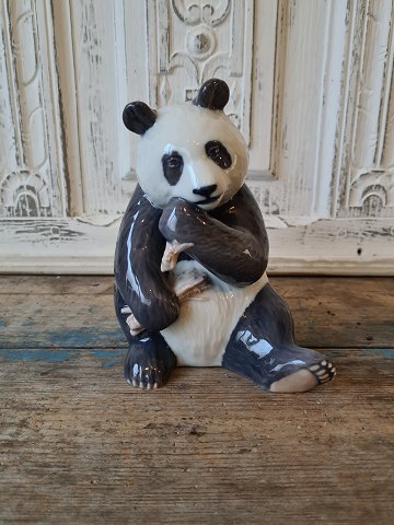 Royal Copenhagen figur, panda spiser bambus 
No. 662