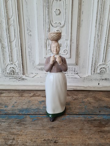 B&G figure - The woman with the eggs no.