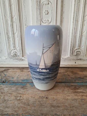Royal Copenhagen Vase dekoreret med sejlbåd no. 2609/1049