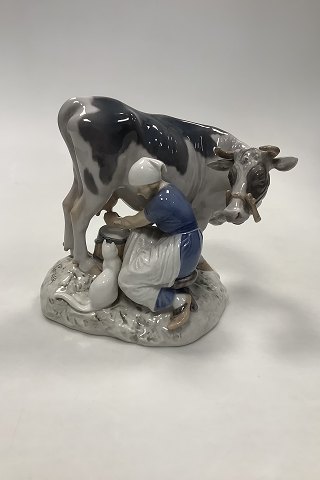 Bing and Grondahl Figurine Dairy Maid, Cow and Cat No. 2017