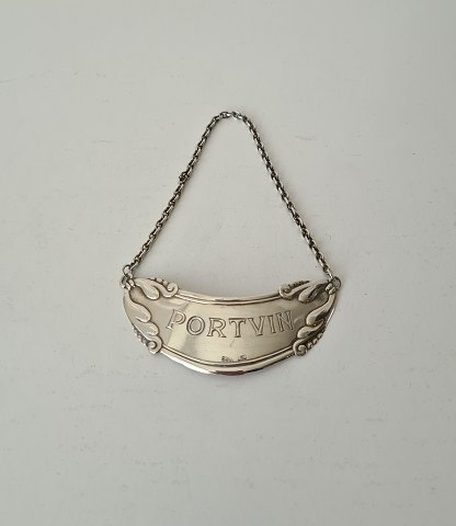 Bottle label in silver with the text "Port"