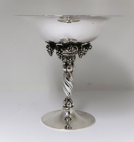 Georg Jensen. Sterling (925). Weintraubenschale. Modell 263B. Höhe 19 cm. 
Durchmesser 18,3 cm. Produziert 1977 (C10)