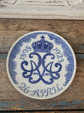 Royal Copenhagen Mindeplatte i anledningen af Kong Christian X & Dronning 
Alexandrines sølvbryllup 1898 - 26. April 1923