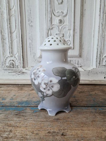 Royal Copenhagen Art Nouveau potpourri vase no. 269/2438 dekoreret med 
tallerkensmækker