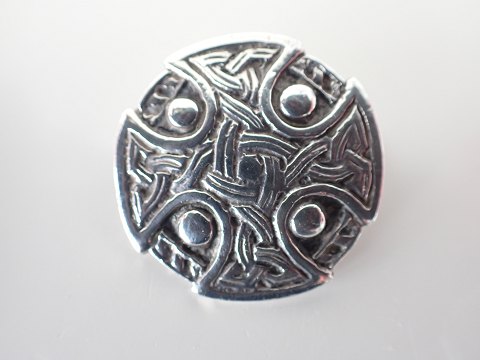 Skotsk broche i sølv med keltisk motiv.