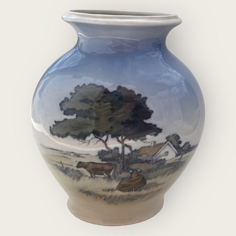 Royal Copenhagen
Vase with landscape
#4500
*DKK 650