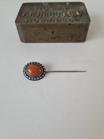 Art Nouveau borche - needle in silver with amber