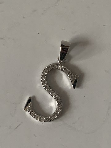 Pendant with zircons in Silver
Stamped 925s
Length approx. 3.0 cm
Wide approx. 1.2 cm