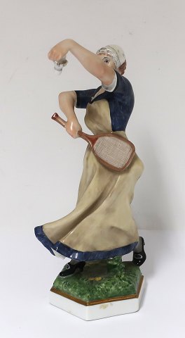 Bing & Grøndahl. Dame med badminton ketcher. Figur 8032.  Design :Tegner. Højde 
15,5 cm. (1 sortering)