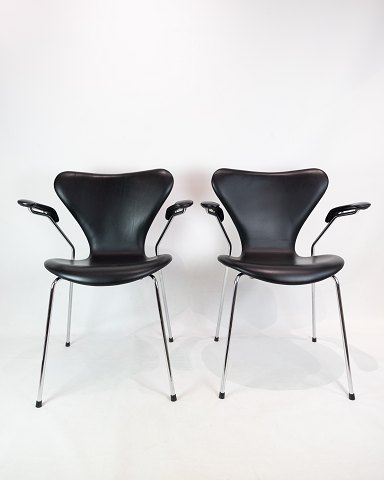 Syverstol med armlæn - Model 3207 - Black Leather - Arne Jacobsen & Fritz Hansen
Flot stand
