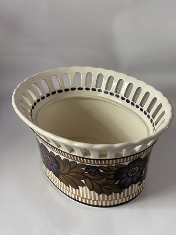 Jardiniere without lid from Aluminia Royal Copenhagen
Measures 25 cm