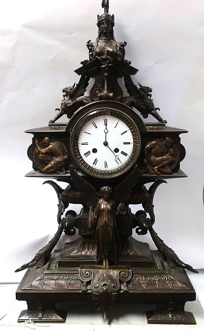 Mantel and console clock