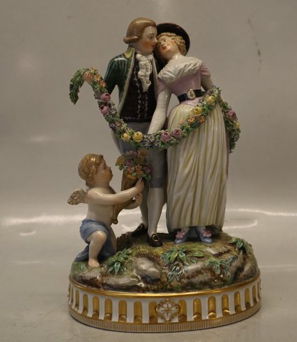12154 RC Lovers: Vicotrian couple and puttis 24 x 17 cm with chain of flowers 
Royal Copenhagen