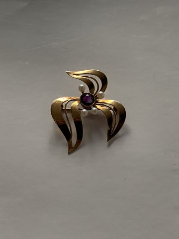 Gold brooch with an amethyst and pearls, 14 carat gold, stamped 585 Br.J