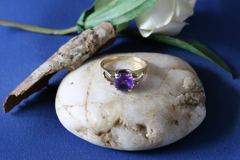 14 carat gold ring, stamped 585 MPC, size 55.5 m. amethyst