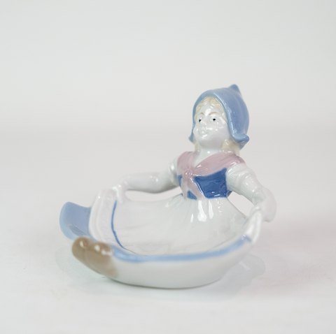 Figur - Porcelæn - Siddende pige - nr. 1087
Flot stand
