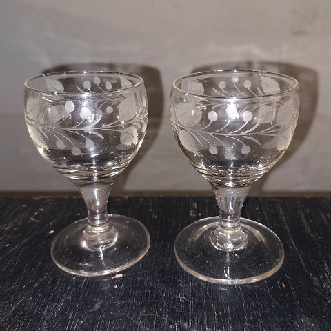 Wine glass with grape engravings 19th. Century 

