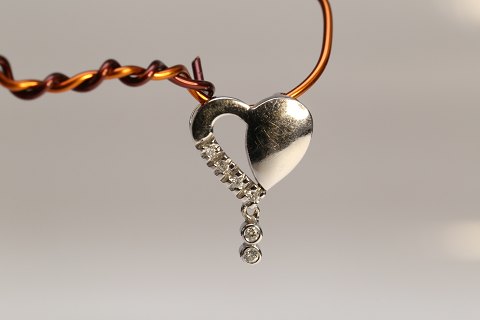 Heart in 14 carat white gold, with diamonds in pendant. Very elegant necklace.
Stamped 585.