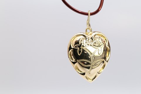 Hjerteformet vedhæng i 14 karat guld, med fine detaljer.  
