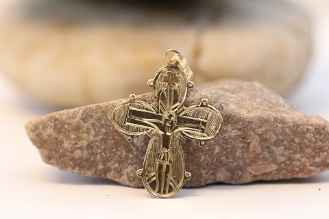 Gold cross in 14 carat gold, stamped 585 Gifa. Nice details.