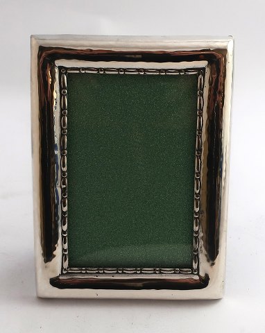 Silberner Fotorahmen (830). Maße: 9 x 12 cm. Maße für Foto 5,5*8,6 cm. 
Produziert 1932.