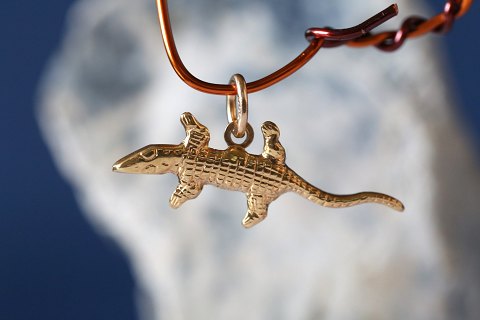 Pendant in 14 carat gold, shaped like a crocodile, stamped 585.