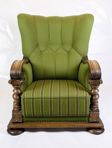High-backed armchair - Green fabric - Wood carvings - 1920s
Great condition
