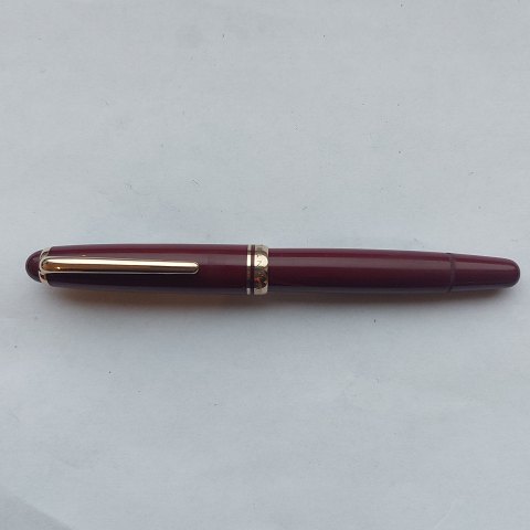 Bordeaux Montblanc no..254 fountain pen with piston ink refill. In good 
condition ready to be used. No damage or repairs. All parts original Montblanc 
parts. The fountain pen was manufactured in the 1950s. 13 cm long 
 The black version of this fountain pen is called the Karen Blixen model, as KB 
owned a similar fountain pen
  K.B.