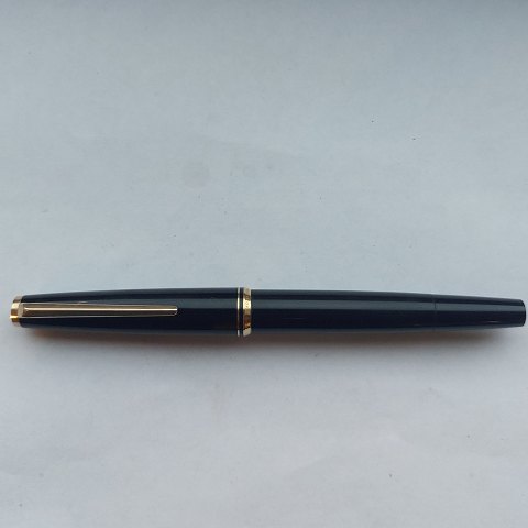 Black Montblanc 221 fountain pen