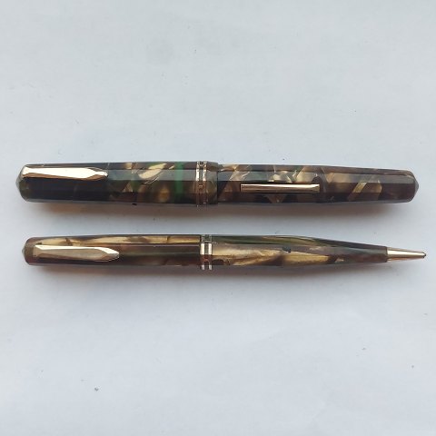Green-marbled Eversharp fountain pen
