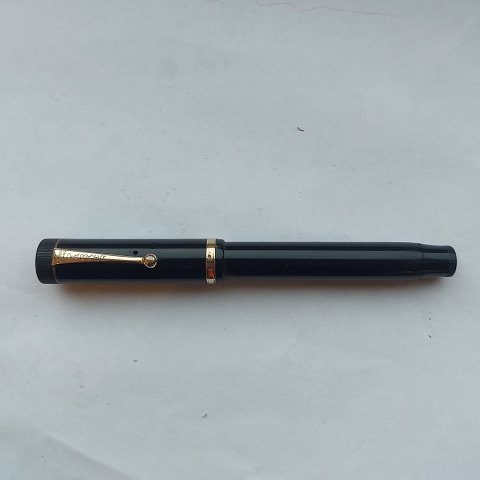 Big black Parker Duofold Lucky Curve fountain pen
