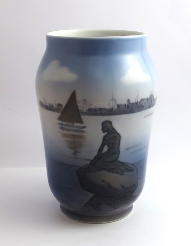 Royal Copenhagen. Vase med den lille havfrue. Langelinie. Model 4576. Højde 17 
cm. (1 sortering)