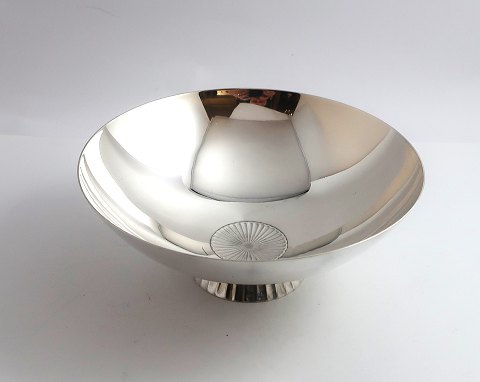 Georg Jensen. Sterling silver bowl on foot (925). Design Sigvard Bernadotte. 
Model 823. Diameter 16 cm. Height 6.5 cm.