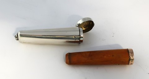 Silbergehäuse mit Zigarrenhalter (925). Englischer Zigarrenhalter verziert mit 
Goldrand 9K (375). Birmingham 1902. Länge 7 cm.