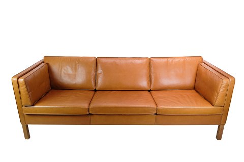Trepersoners Sofa - Model 2333 - Børge Mogensen - Cognac læder - Fredercia 
Furniture - 1960
Flot stand

