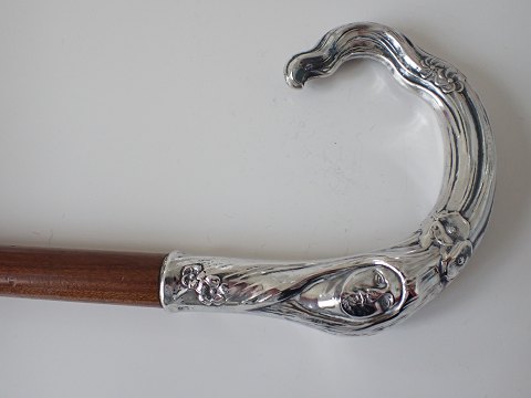 Fransk Art nouveau stok i mahogni med rigt dekoreret sølvhåndtag.