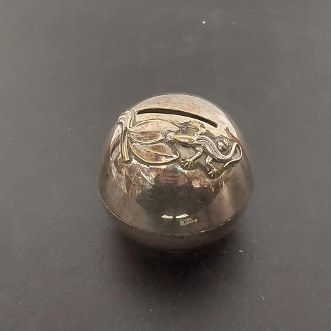 Round silverplated money bank with lizard decoration
&#8203;
