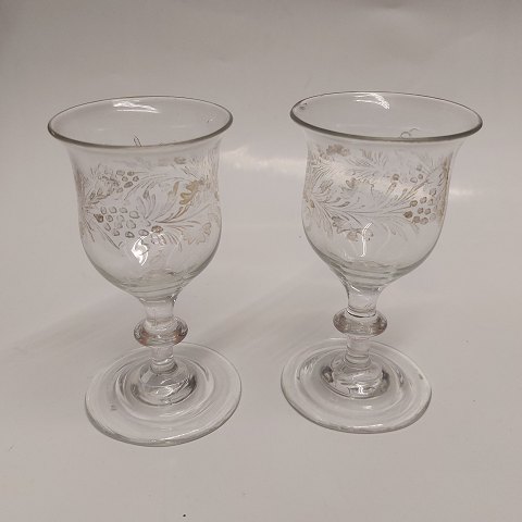 Par glas med bemalet guld dekoration 19. århundrede