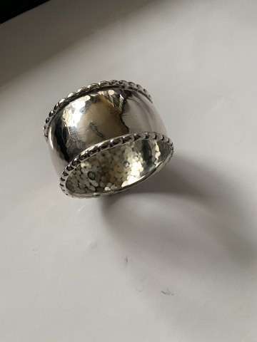 Napkin ring Silver
Stamped: 830S
Size 2.1 x ø 4.0 cm.