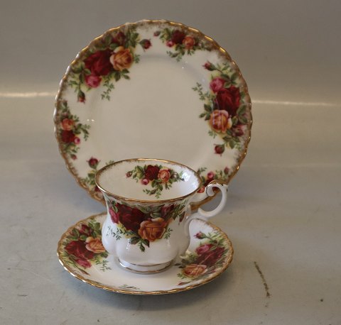 Trio Coffee cup 6.5 cm & saucer  12.6 cm Old Country Roses Royal Albert