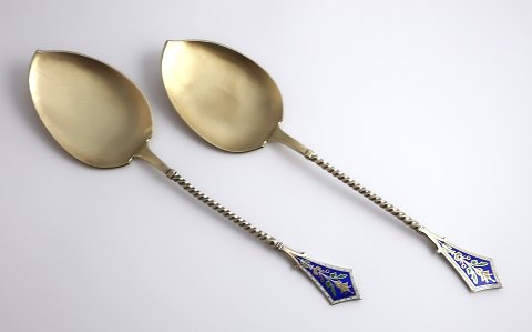 Aug. Thomas. Servierteile aus vergoldetem Silber mit Emaille (830). Ein Paar. 
Länge 25 cm. Hergestellt 1903.