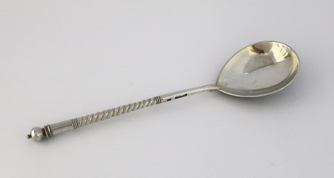 Rusland. Sølvske med niello 84 (875). Sankt Petersborg. Længde 20 cm. Produceret 
1894.