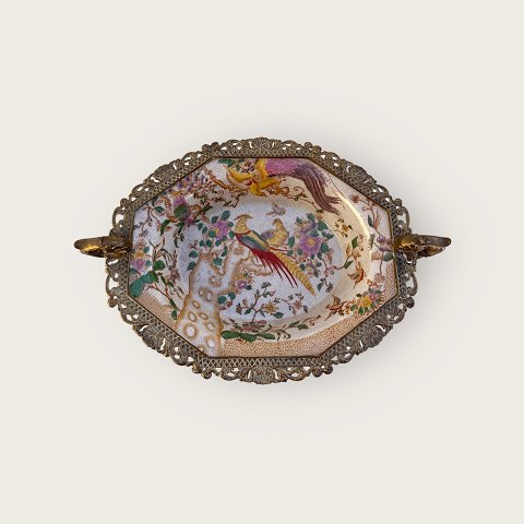 Wong Lee
Crackle porcelain
with peacock motif
*DKK 550