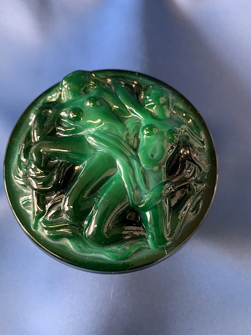 Rund skål med låg. Presset grøn glasmasse "malakit". 
Dia.: 9,5 cm. H.: 6 cm.