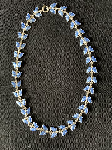 Halskæde med sommerfugle blå emalje sterling sølv
Længde.  38 cm