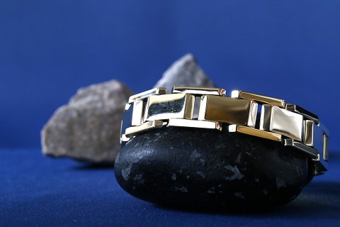 Block gold bracelet with 3 rows in solid 14 carat gold. Stamped 585 W.KR