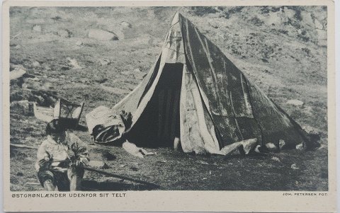 Postkort: Østgrønlænder udenfor sit telt